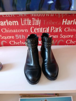 Botines Stradivarius negros tachuelas