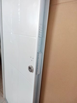 Puerta de entrada blanca