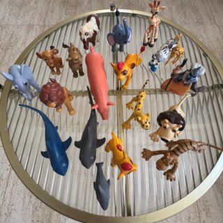 Gran lote de figuras de animales+ libro