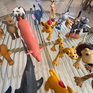 Gran lote de figuras de animales+ libro
