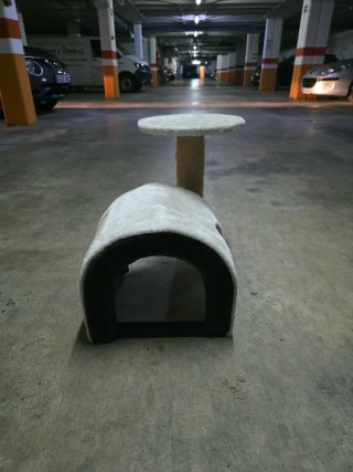 Casa y rascador para gato