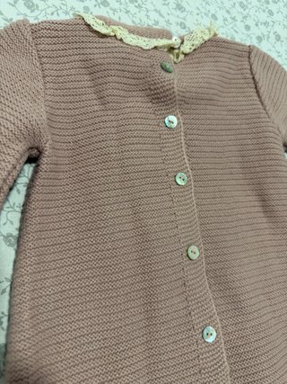 Ranita de punto rosa con encaje