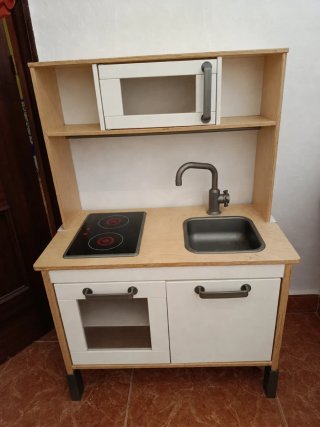 Cocinita de juguete madera y blanco de IKEA