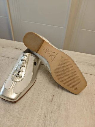 Zapatos deportivos plateados y blancos