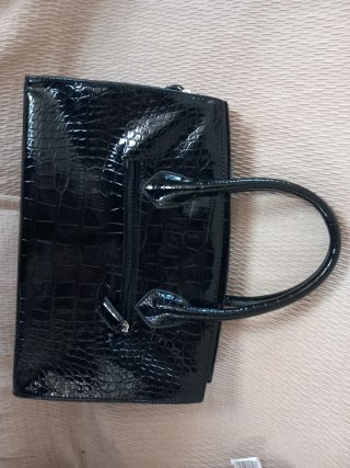 Bolso charol negro con candado