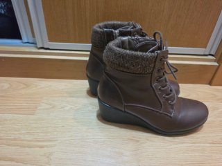 Botas marrones con cordones y cremallera