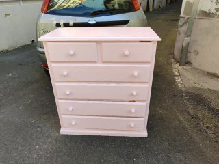 Cajonera rosa de madera