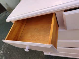Cajonera rosa de madera
