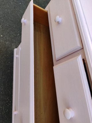 Cajonera rosa de madera