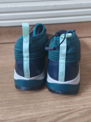 Zapatillas deportivas azules y verde azulado