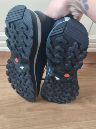 Zapatillas deportivas azules y verde azulado