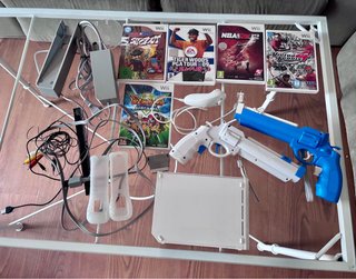 Consola Wii + 2 mandos + 2 pistolas + juegos