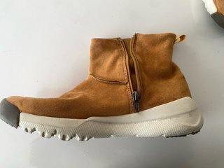 Scarpe effetto scamosciato marrone e bianche n.40