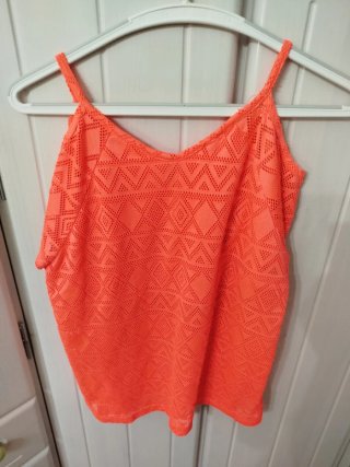 Camiseta naranja con mariposa