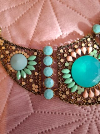 Gargantilla dorada con piedras turquesa
