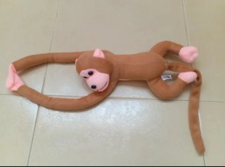 Mono de peluche colgante color camel NUEVO!