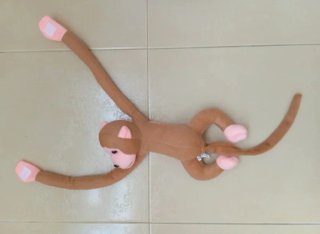 Mono de peluche colgante color camel NUEVO!