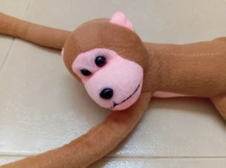 Mono de peluche colgante color camel NUEVO!