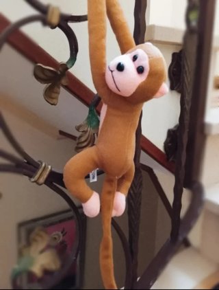 Mono de peluche colgante color camel NUEVO!