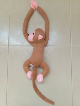 Mono de peluche colgante color camel NUEVO!