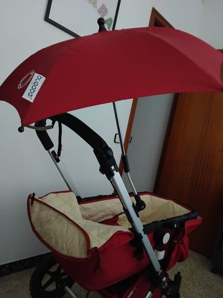 Cochecito de bebé rojo