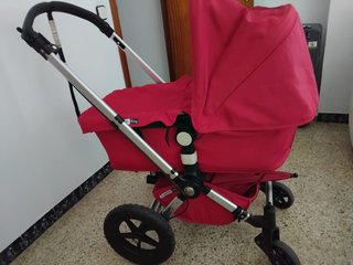 Cochecito de bebé rojo