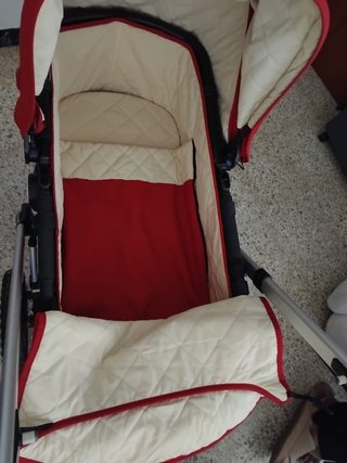 Cochecito de bebé rojo