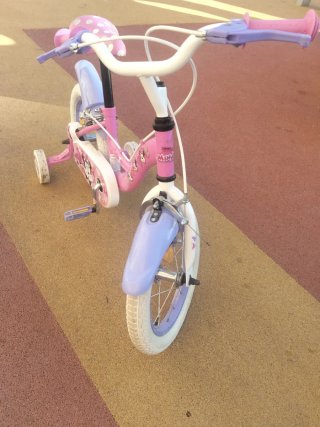 Bicicleta infantil rosa con ruedines minnie
