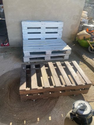 Pallet di legno per poltrone e tavoli
