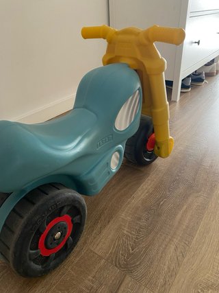 Moto correpasillos infantil amarilla y azul