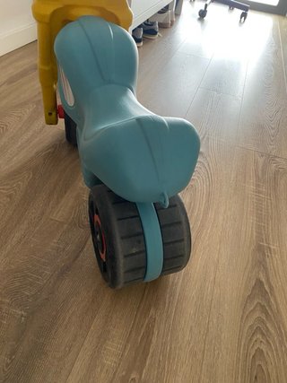 Moto correpasillos infantil amarilla y azul