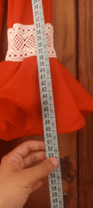 Traje de flamenca rojo con encaje blanco