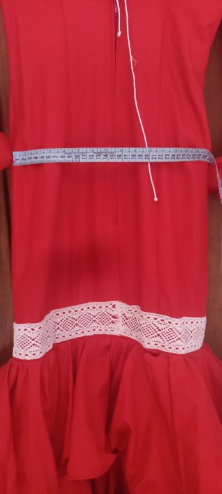 Traje de flamenca rojo con encaje blanco