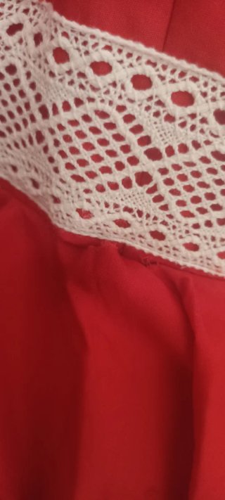 Traje de flamenca rojo con encaje blanco