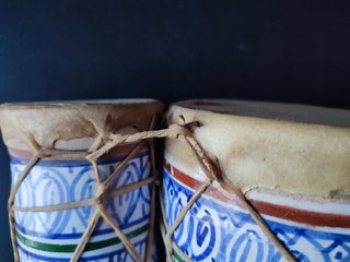 Bongos de cerámica y piel