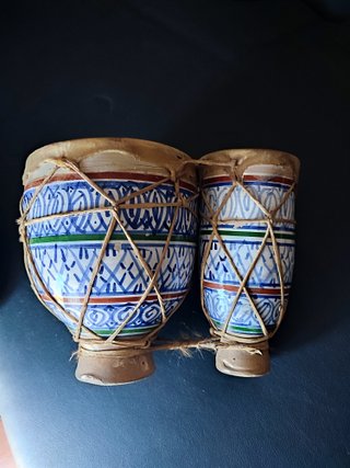 Bongos de cerámica y piel