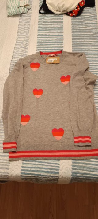 Jersey gris con corazones rojos y rosas