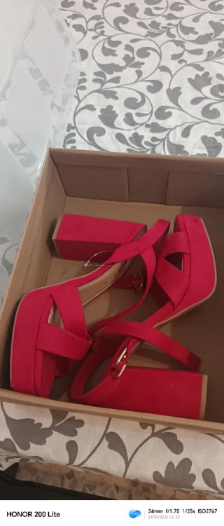 Zapatos de tacón rojos sin estrenar