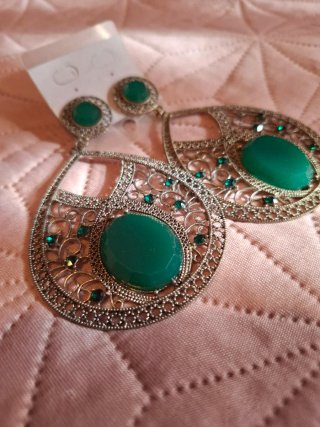 Pendientes largos plateados con piedra verde