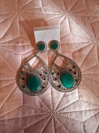 Pendientes largos plateados con piedra verde