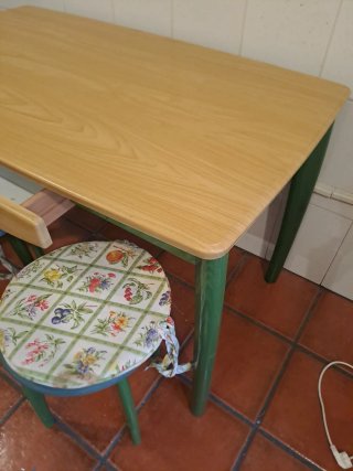 Mesa y 2 taburetes cocina madera.  Venta en person