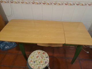 Mesa y 2 taburetes cocina madera.  Venta en person