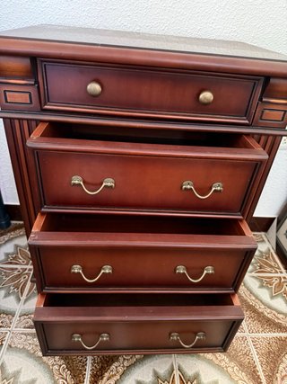 2 mesitas de madera oscuras