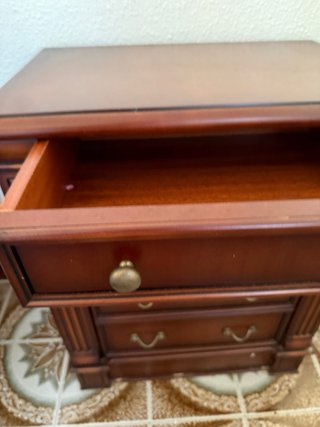 2 mesitas de madera oscuras