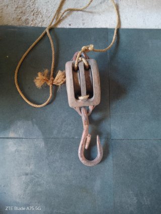 Polea antigua de madera con gancho