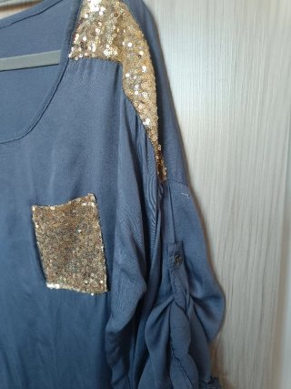 Blusa azul marino con lentejuelas