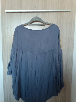 Blusa azul marino con lentejuelas