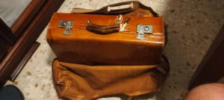 Maleta antigua de cuero con funda