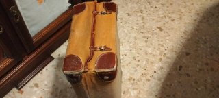 Maleta antigua de cuero con funda