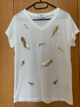 Camiseta blanca con plumas doradas Talla M